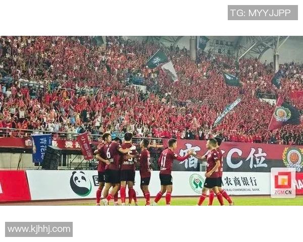 中国足球球星头发渐白折射岁月无情仍旧坚守绿茵梦想