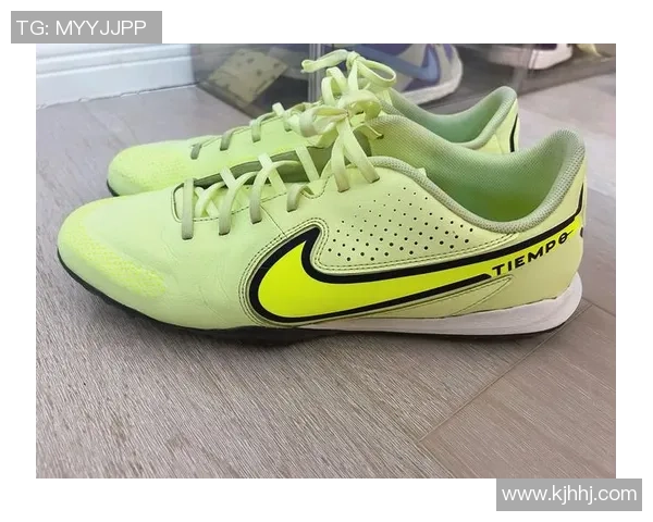 性价比高的球星推荐款足球鞋 不贵又耐用 适合普通玩家的最佳选择